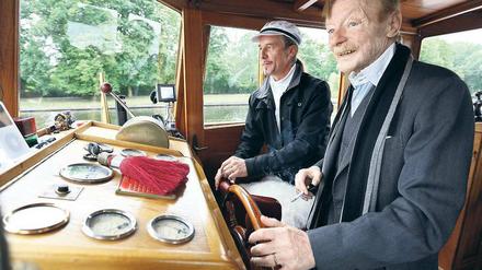 Halbe Kraft voraus. Otto Sander hat sich von Kapitän Lothar Schönung das Steuerrad der „Don Juan“ geborgt. Sander spielt die Hauptrolle in „Bis zum Horizont, dann links!“, den er Donnerstag mit vielen Kollegen auf der Spree bewarb.