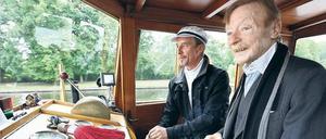 Halbe Kraft voraus. Otto Sander hat sich von Kapitän Lothar Schönung das Steuerrad der „Don Juan“ geborgt. Sander spielt die Hauptrolle in „Bis zum Horizont, dann links!“, den er Donnerstag mit vielen Kollegen auf der Spree bewarb.