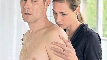 Misstrauen.  Jan (Andreas Lust) weiß nicht, wie er seiner Frau Karen (Sophie von Kessel) seine Tat beichten soll. 