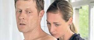 Misstrauen.  Jan (Andreas Lust) weiß nicht, wie er seiner Frau Karen (Sophie von Kessel) seine Tat beichten soll. 