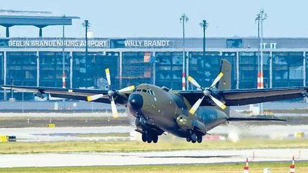 First Lady. In Vorbereitung der Luftfahrtmesse ILA startete gestern eine Transall der Luftwaffe von der neuen Landebahn des künftigen Flughafens BER Willy Brandt in Schönefeld. Sie war hier kurz zuvor als erstes Flugzeug überhaupt gelandet.