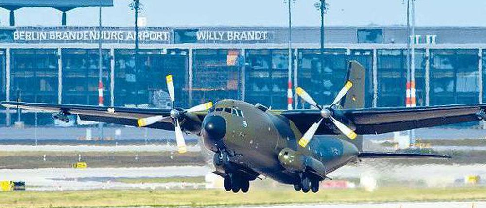 First Lady. In Vorbereitung der Luftfahrtmesse ILA startete gestern eine Transall der Luftwaffe von der neuen Landebahn des künftigen Flughafens BER Willy Brandt in Schönefeld. Sie war hier kurz zuvor als erstes Flugzeug überhaupt gelandet.