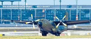 First Lady. In Vorbereitung der Luftfahrtmesse ILA startete gestern eine Transall der Luftwaffe von der neuen Landebahn des künftigen Flughafens BER Willy Brandt in Schönefeld. Sie war hier kurz zuvor als erstes Flugzeug überhaupt gelandet.