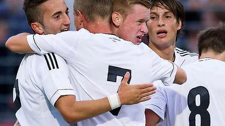 Erfolgreicher Nachwuchs. Die deutschen U 19- Kicker jubeln. 