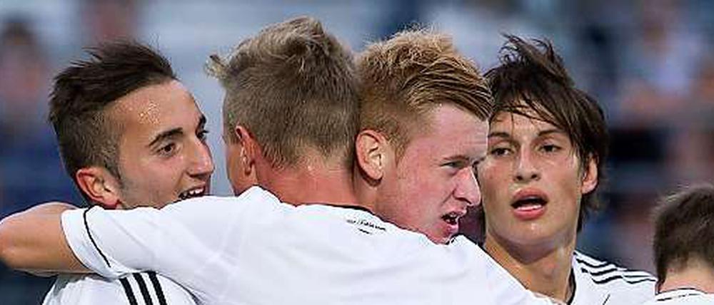 Erfolgreicher Nachwuchs. Die deutschen U 19- Kicker jubeln. 