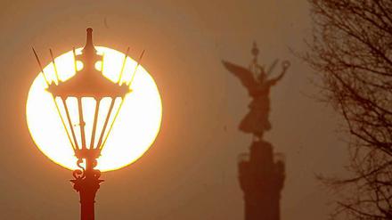 Romantik pur. Das Licht der Gaslaterne schmeichelt dem nächtlichen Flaneur.
