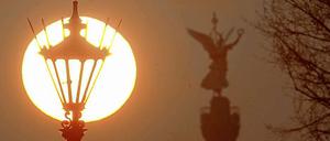 Romantik pur. Das Licht der Gaslaterne schmeichelt dem nächtlichen Flaneur.