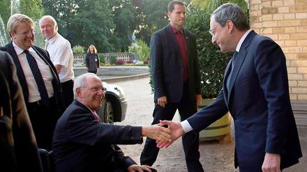 Mit Handschlag. Trotz einiger Differenzen zwischen Bundesregierung und EZB begegneten sich Wolfgang Schäuble und Mario Draghi in Potsdam mehr als nur diplomatisch.