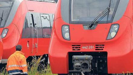 Auf dem Abstellgleis stehen diese neuen Talent 2-Regionalzüge in der Nähe von Wustermark. Hersteller, Bahn und Behörde streiten über die Haltbarkeit der Radsätze. 