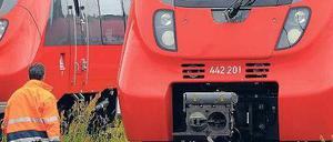 Auf dem Abstellgleis stehen diese neuen Talent 2-Regionalzüge in der Nähe von Wustermark. Hersteller, Bahn und Behörde streiten über die Haltbarkeit der Radsätze.