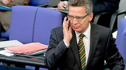 Bundesverteidigungsminister Thomas de Maizière verteidigt den Kauf von Kampfdrohnen.
