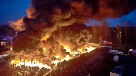 Brand im Reifenlager: 150 Einsatzkräfte waren mit den Löscharbeiten beschäftigt. 
