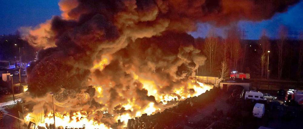 Brand im Reifenlager: 150 Einsatzkräfte waren mit den Löscharbeiten beschäftigt.