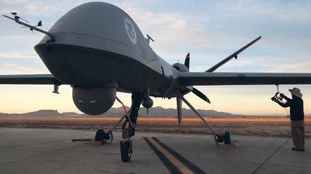Die USA nutzen Drohnen für zivile und militärische Zwecke. Das Bild zeigt eine unbewaffnete „Predator“-Drohne vor einem Überwachungsflug nahe der mexikanischen Grenze. 