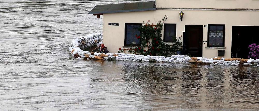 Das Wasser bahnt sich unaufhaltsam seinen Weg.