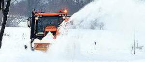 Verschneit. Räumfahrzeug am Montag in Mecklenburg-Vorpommern. 
