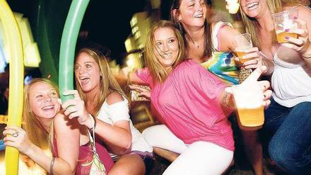 Das Bier fließt in Strömen. Amerikanische Studentinnen in Cancun, Mexiko. 