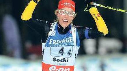 Eine lacht. Laura Dahlmeier gehört zu den Lichtblicken der Saison. Foto: AFP