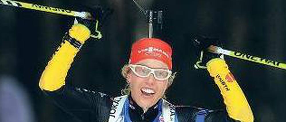 Eine lacht. Laura Dahlmeier gehört zu den Lichtblicken der Saison. Foto: AFP