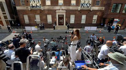 Kameraleute vor dem St. Mary's hospital in London.