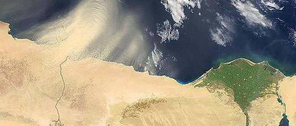 Verweht. Das Satellitenbild zeigt, wie eine große Staubwolke von Nordafrika über das Mittelmeer zieht. Weltweit werden jedes Jahr 1,5 Milliarden Tonnen Wüstenstaub in die Atmosphäre geblasen. Zwei Drittel davon stammen aus der Sahara. Foto: p-a/dpa