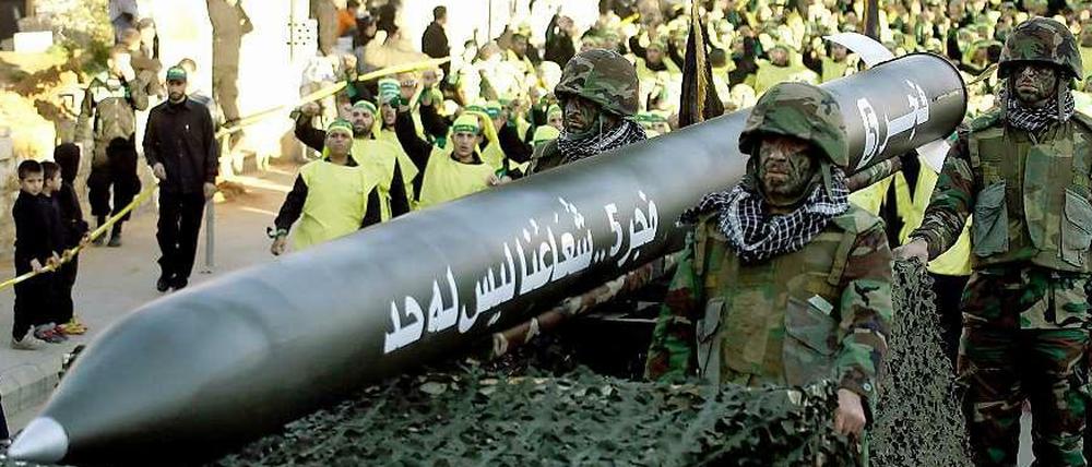Bei einer Parade demonstriert die Hisbollah ihre Macht. Soldaten transportieren eine Fajr 5 Rakete.