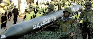 Bei einer Parade demonstriert die Hisbollah ihre Macht. Soldaten transportieren eine Fajr 5 Rakete.
