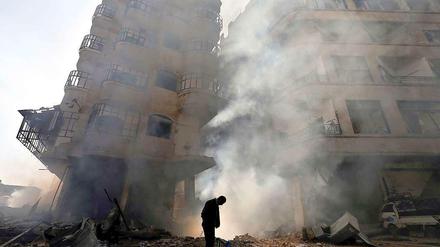 In Syrien gehen die Kämpfe weiter. Das Bild zeigt eine Straße in Damaskus, kurz nach einem Luftangriff der regimetreuen syrischen Armee.