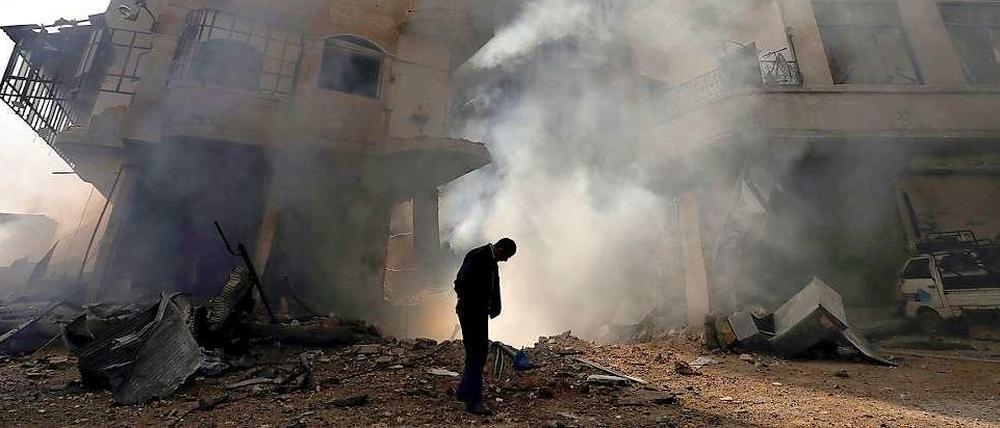 In Syrien gehen die Kämpfe weiter. Das Bild zeigt eine Straße in Damaskus, kurz nach einem Luftangriff der regimetreuen syrischen Armee.
