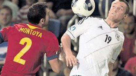 Hilfe, der Ball. Christian Clemens scheint regelrecht erschrocken von der Begegnung mit dem Spielgerät.