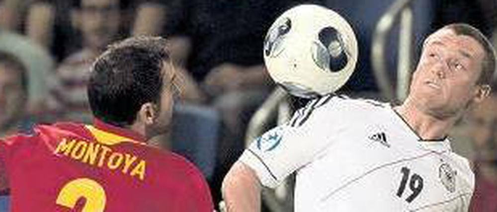 Hilfe, der Ball. Christian Clemens scheint regelrecht erschrocken von der Begegnung mit dem Spielgerät.