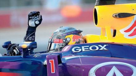 Die Siegerhand. Sebastian Vettel winkt nach seinem dritten Erfolg in dieser Formel-1-Saison ins Publikum. Nach dem Rennen wollte er sich selber mit einem Konzert der Rolling Stones belohnen. Foto: AFP