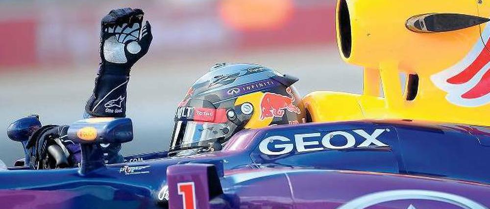 Die Siegerhand. Sebastian Vettel winkt nach seinem dritten Erfolg in dieser Formel-1-Saison ins Publikum. Nach dem Rennen wollte er sich selber mit einem Konzert der Rolling Stones belohnen. Foto: AFP