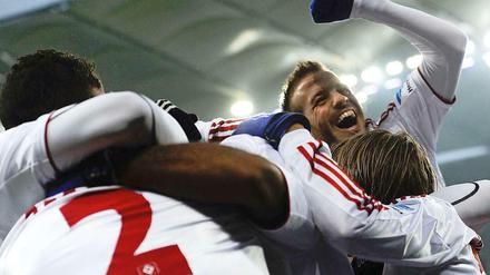 Derbysieg! Rafael van der Vaart jubelt wieder.