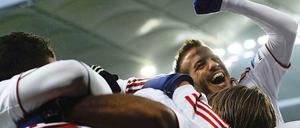 Derbysieg! Rafael van der Vaart jubelt wieder.