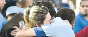 Während die Angehörigen der Opfer trauern, machte sich Präsidentin Dilma Rousseff auf den Weg zum Unglücksort im Süden Brasiliens. 