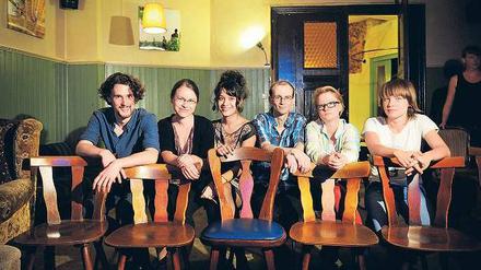 Alle zusammen. Viktor Gallandi, Juliane Link, Anna-Theresia Bohn, Robert Schieding, Franziska Angermann und Nina Bayer (von links nach rechts) im "Laika" in Neukölln. 