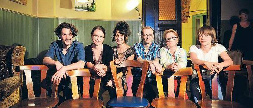 Alle zusammen. Viktor Gallandi, Juliane Link, Anna-Theresia Bohn, Robert Schieding, Franziska Angermann und Nina Bayer (von links nach rechts) im "Laika" in Neukölln. 