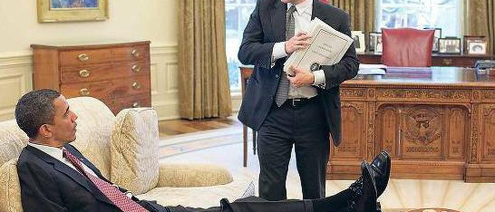 Al Qaida soll nicht mehr der „überragende Fokus“ der US-Außenpolitik sein, dafür werde Obama sich fürs Klima engagieren, sagt sein Berater Ben Rhodes – hier im Bild mit dem Präsidenten im Weißen Haus. Foto: Pete Souza/rtr