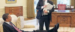 Al Qaida soll nicht mehr der „überragende Fokus“ der US-Außenpolitik sein, dafür werde Obama sich fürs Klima engagieren, sagt sein Berater Ben Rhodes – hier im Bild mit dem Präsidenten im Weißen Haus. Foto: Pete Souza/rtr