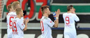 Erlaubtes Eigenlob . Die Augsburger Spieler beklatschen sich und die FCA-Fans.