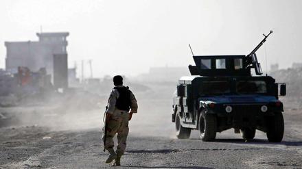 Ein afghanischer Sicherheitsbeamter am Rande des Gefechts mit Taliban-Kämpfern am Flughafen von Kabul, 