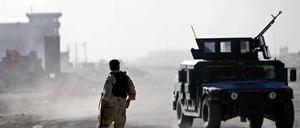 Ein afghanischer Sicherheitsbeamter am Rande des Gefechts mit Taliban-Kämpfern am Flughafen von Kabul, 