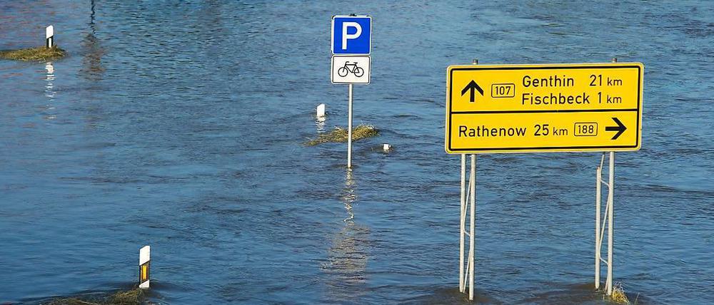Gegenwehr gebrochen: die Wassermassen fluten über den Deich in den Ort Fischbeck.