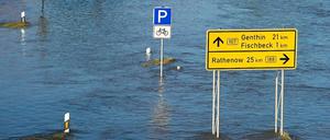 Gegenwehr gebrochen: die Wassermassen fluten über den Deich in den Ort Fischbeck.