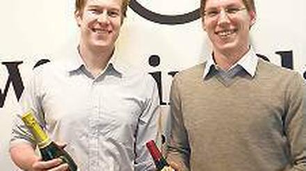 Die Betriebswirte Stephan Linden (links) und Christian Hoya trinken selbst auch gern mal ein Glas Wein.