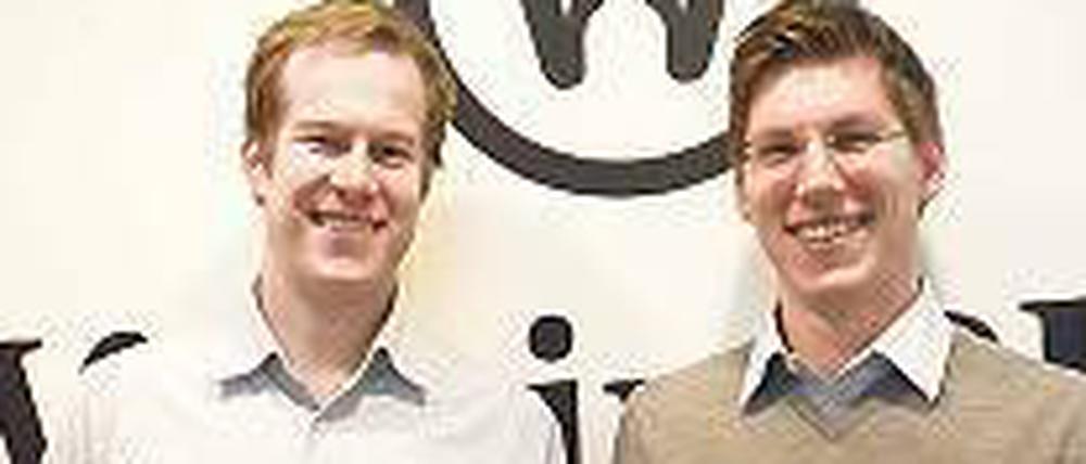 Die Betriebswirte Stephan Linden (links) und Christian Hoya trinken selbst auch gern mal ein Glas Wein.