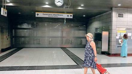 Außer Dienst. Die Athener Vorortzüge standen am Dienstag still. Außerdem streikte das Personal der Straßenreinigung und der Müllabfuhr. Foto: rtr