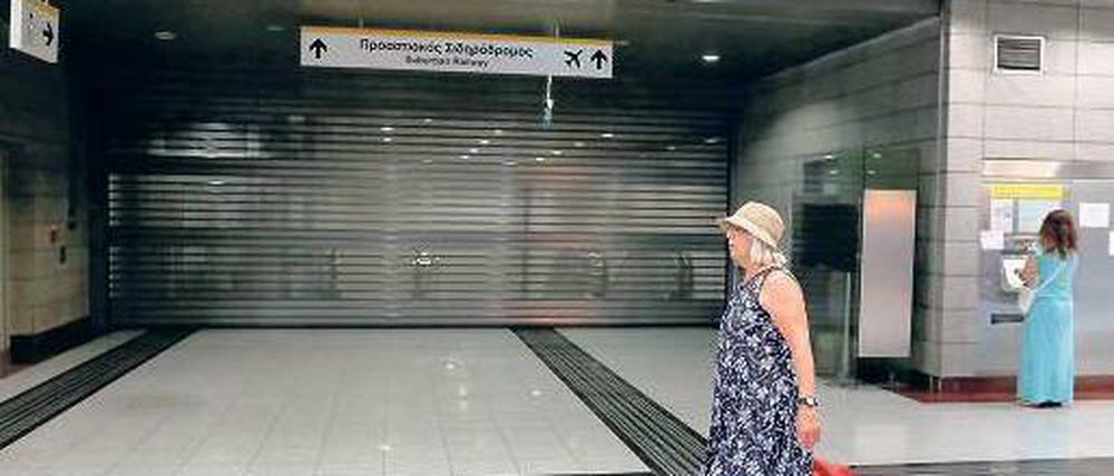 Außer Dienst. Die Athener Vorortzüge standen am Dienstag still. Außerdem streikte das Personal der Straßenreinigung und der Müllabfuhr. Foto: rtr