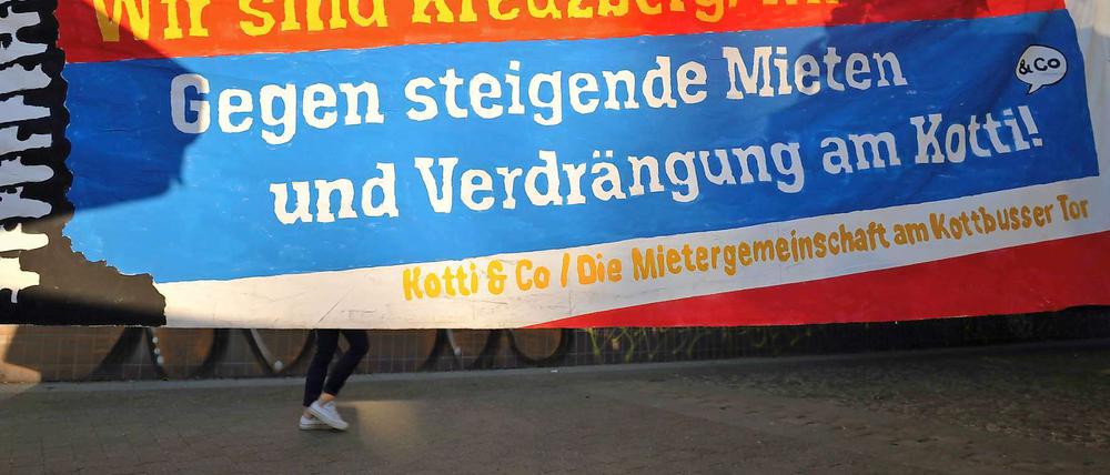 Die Angst vor Verdrängung ist nicht nur am Kottbusser Tor ein Thema. Sozialverbände fürchten auch, dass gerade Bezieher von Hartz IV Wohnungen nicht mehr bezahlen können. 